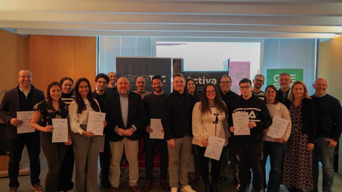 El diputado de Promoción Económica, Vicente Pallarés, posa con los participantes en la formación de XarxaTec Activa.