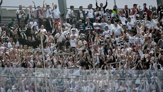 Prohíben la invasión de hinchas del Eintracht en Nápoles