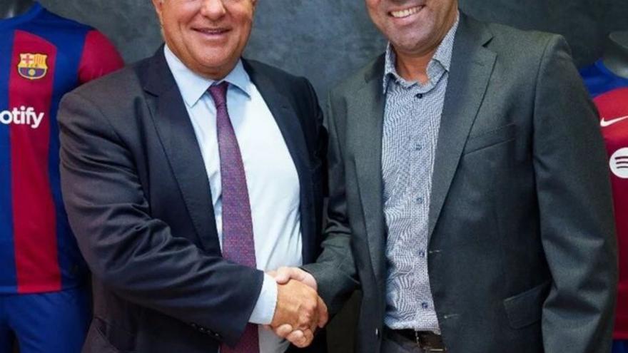 Joan Laporta y Deco se dan un apretón de manos. |  // FC BARCELONA