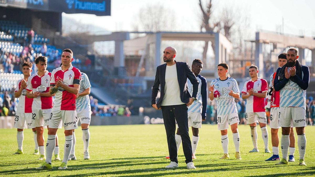 Claudio Giráldez y los jugadores del Celta agradecen el apoyo de la afición al término del partido contra el Alavés