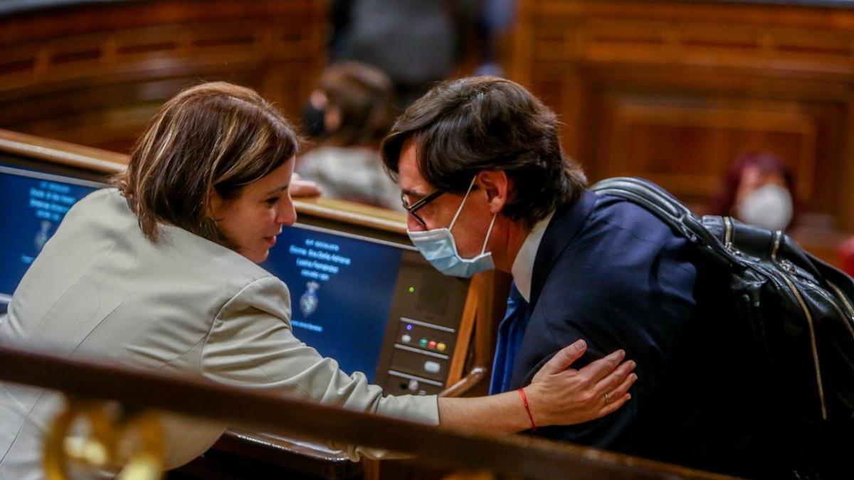 El ministro de Sanidad, Salvador Illa, con la portavoz parlamentaria socialista, Adriana Lastra, este 29 de octubre en el Congreso.