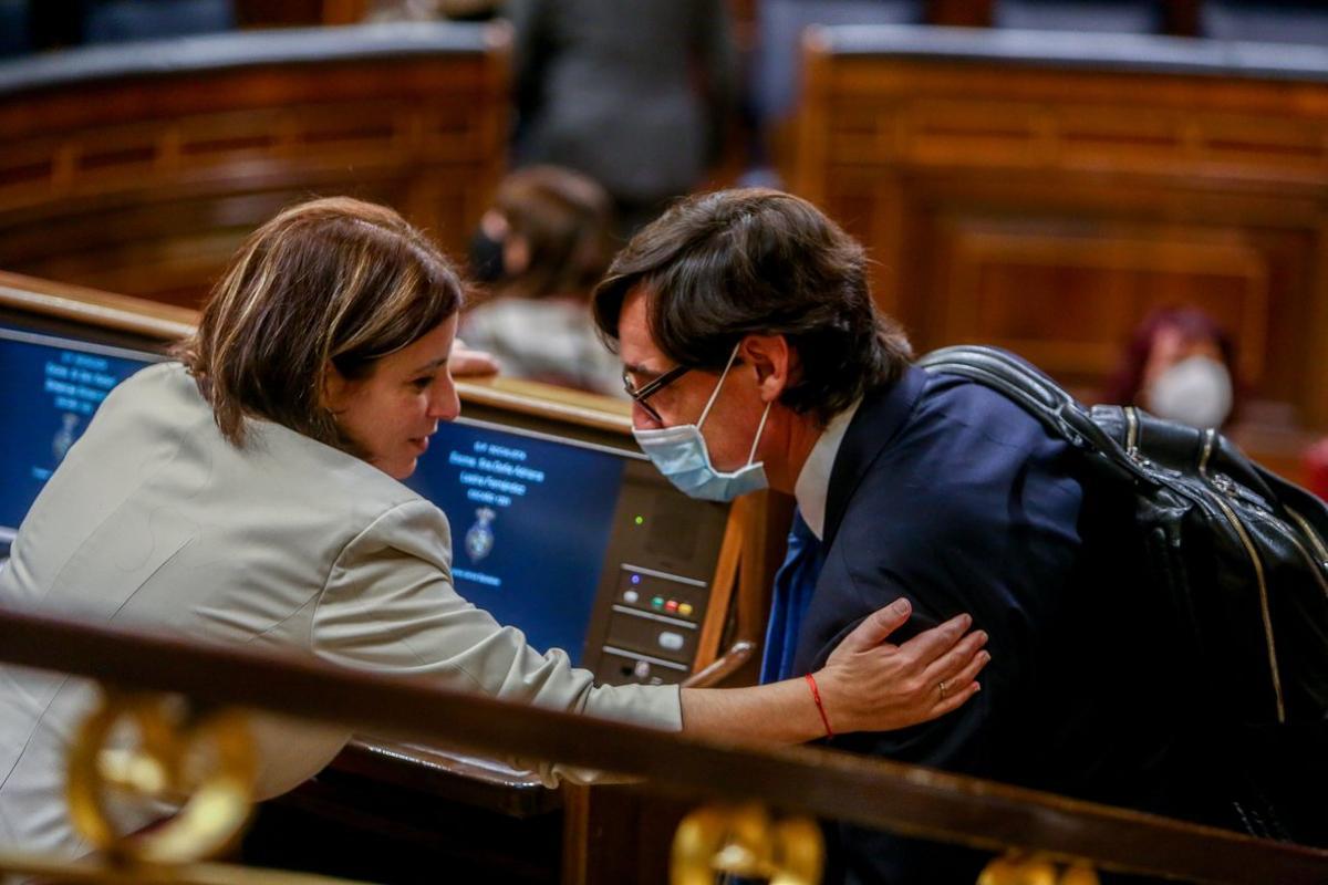 La vicesecretaria General del PSOE, Adriana Lastra, tiende el brazo al ministro de Sanidad, Salvador Illa, durante una sesiÃ³n plenaria en la que el Gobierno solicita al Congreso la prÃ³rroga del estado de alarma debido a la crisis sanitaria del Covid-19, en Madrid, (EspaÃ±a), a 29 de octubre de 2020. Su propuesta incluye la comparecencia del presidente cada dos meses, aunque sin votaciÃ³n, y hasta el 9 de marzo, cuando el Consejo Interritorial de Salud âcompuesto por el Ejecutivo y los gobiernos de las comunidades autÃ³nomasâ decidirÃ¡ su prolongaciÃ³n hasta el 9 de mayo.