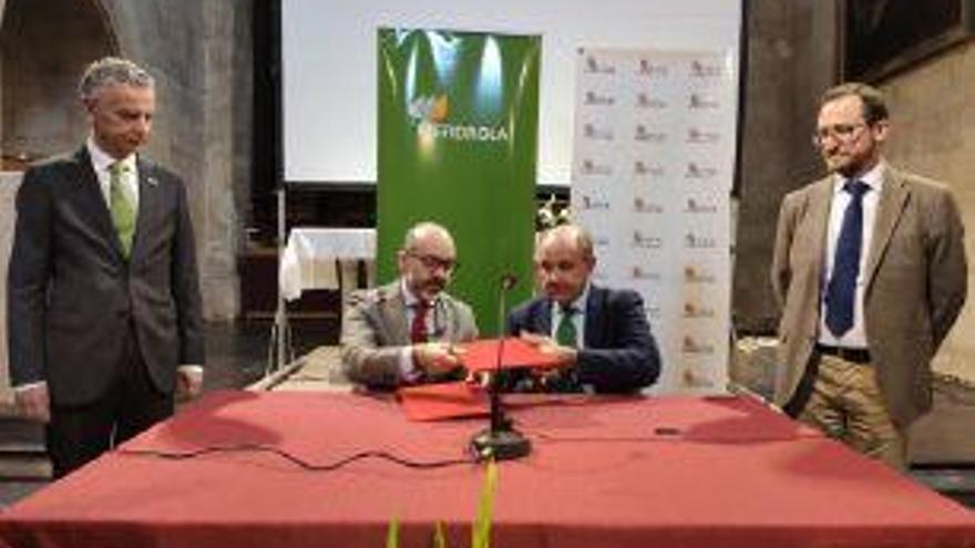 El consejero de la Junta, Javier Ortega, a la izquierda, junto al director de la Fundación Iberdrola España, Ramón Castresana (derecha), firman el acuerdo