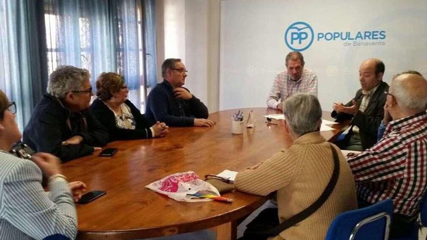 Representantes del PP y de asociaciones de vecinos en la reunión, ayer, en la sede del partido.