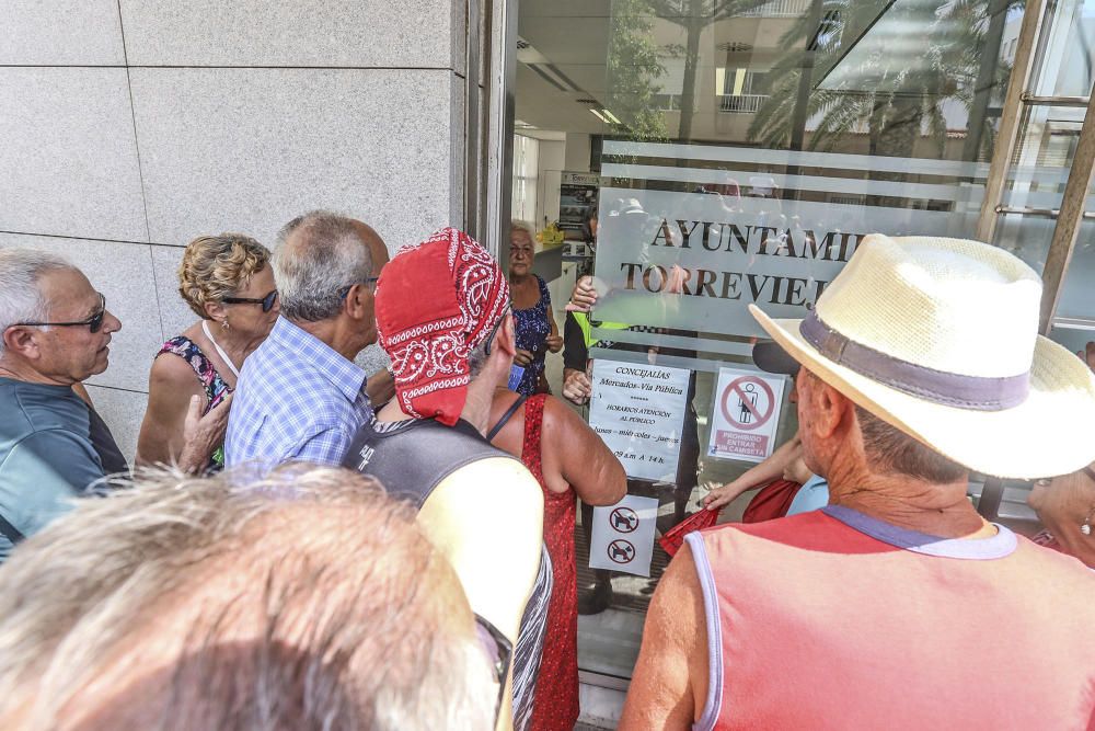 Protesta vecinos de La Mata para exigir mejoras.