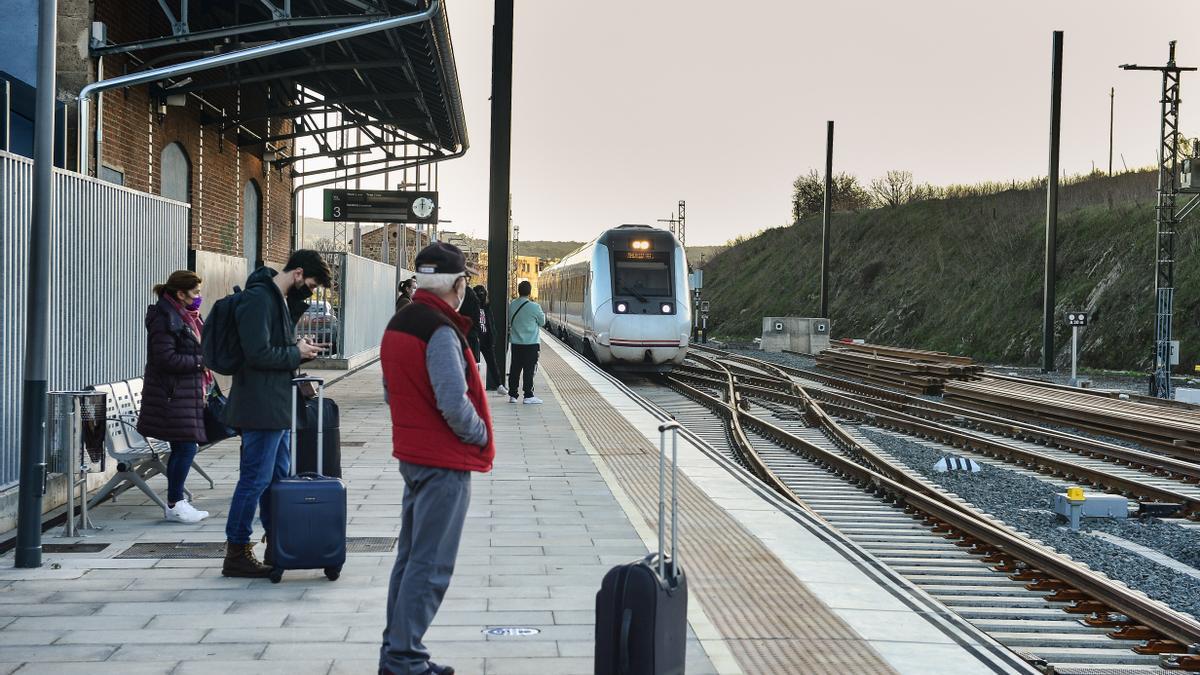 Pasajeros esperando la llegada del tren a Plasencia.