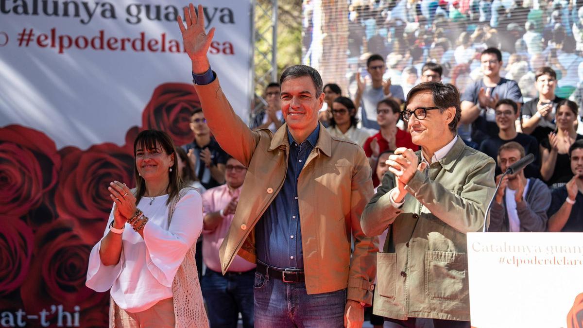 El presidente del Gobierno, Pedro Sánchez, y el candidato del PSC, Salvador Illa, durante la última Fiesta De la Rosa del PSC en Gavà.