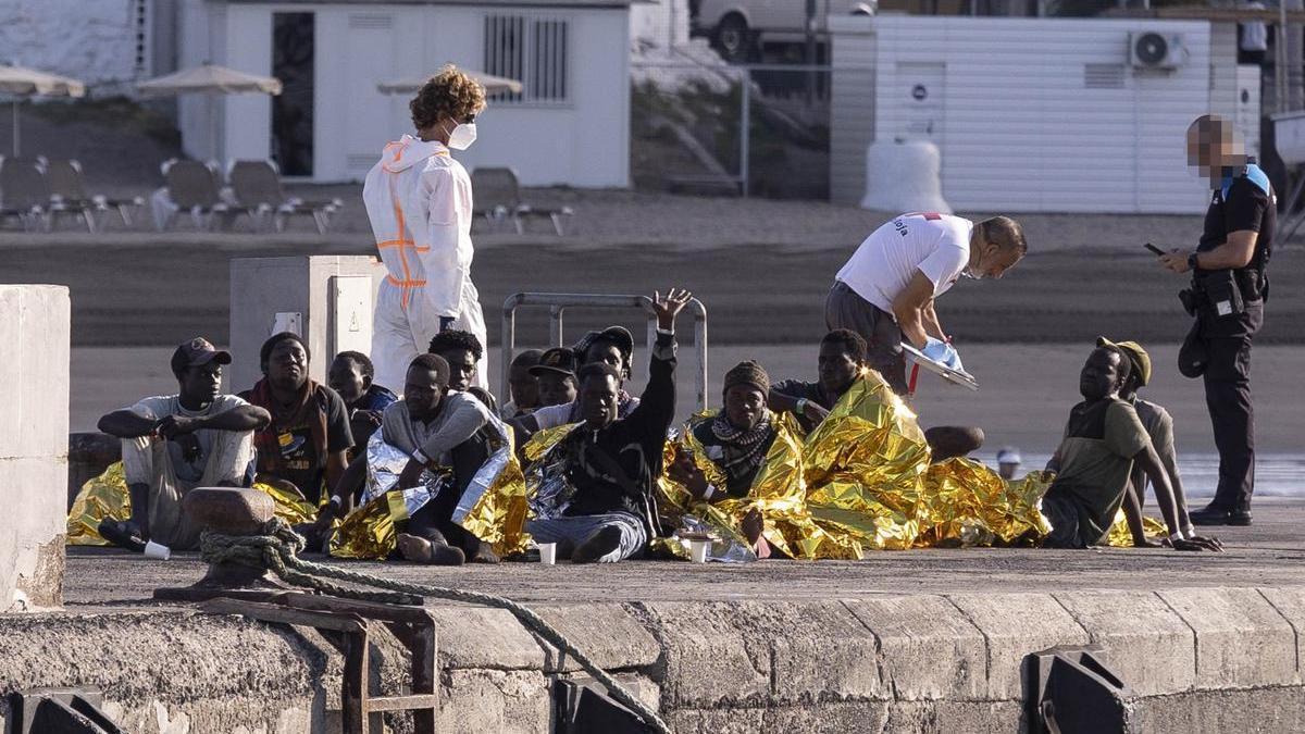 Llega un cayuco al sur de Tenerife con 38 migrantes subsaharianos