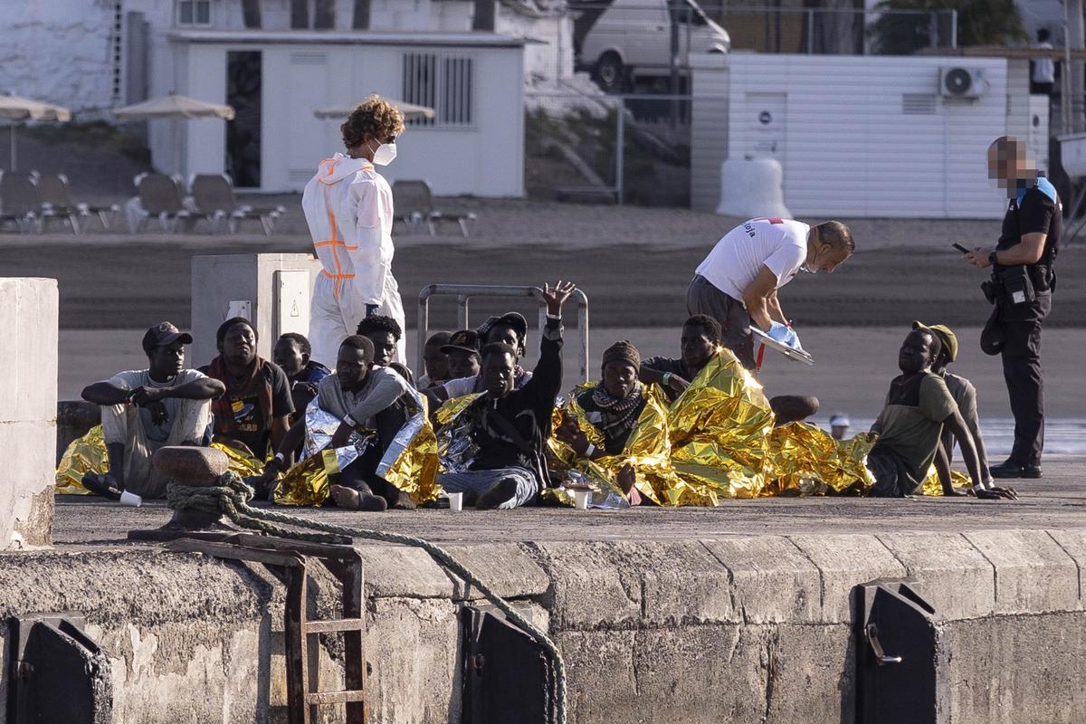 Llega un cayuco al sur de Tenerife con 38 migrantes subsaharianos