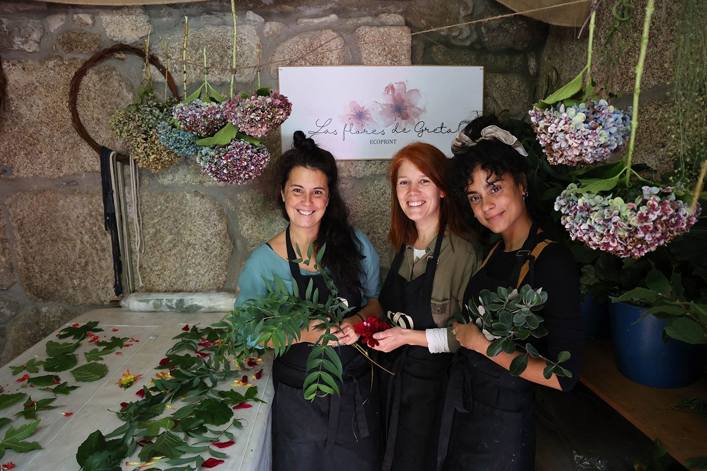 Antía Vargas, Uxía y Nuria Benlloch, artesanas de ‘Las flores de Greta’