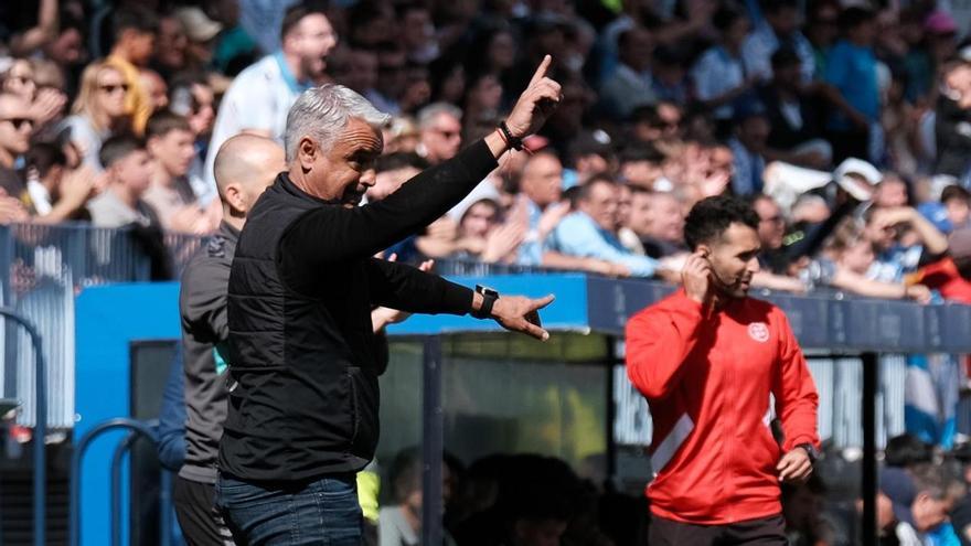 El entrenador del Málaga CF, Sergio Pellicer, durante el choque de este domingo ante el conjunto ibicenco.