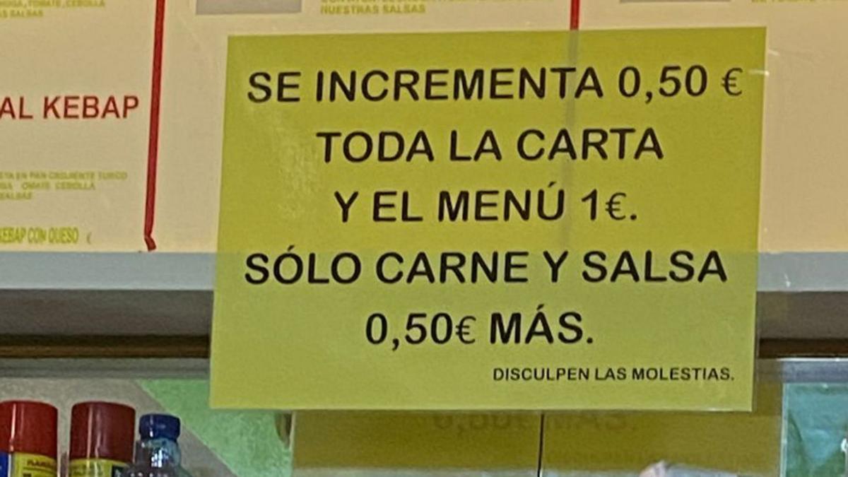 Un cartel en un restaurante turco de Avilés.