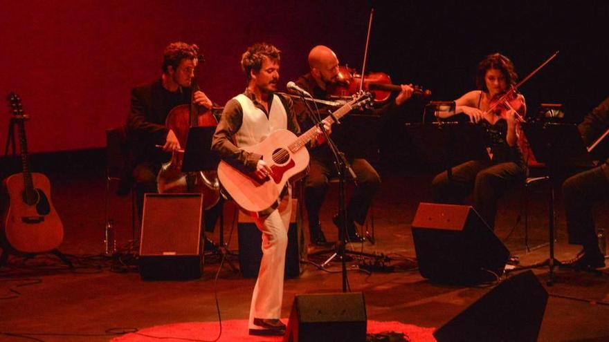 Coque Malla y la banda que le acompaña, en el concierto de ayer.