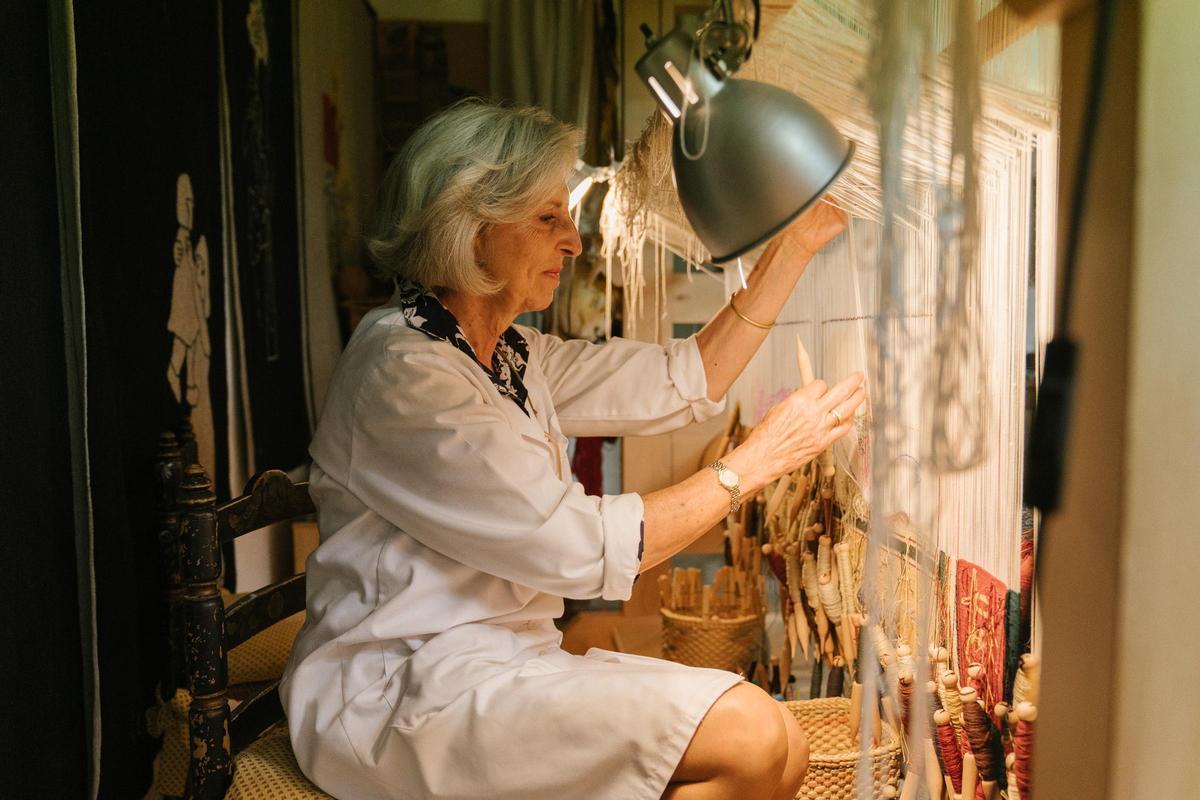 Laura de la Calle, doctora en Historia del Arte e impulsora del taller Vian Tapices, en Madrid.