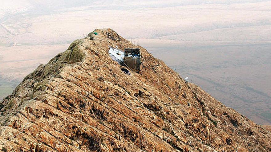 Prospecciones en la cima de la Montaña de Tindaya, en el municipio majorero de La Oliva.