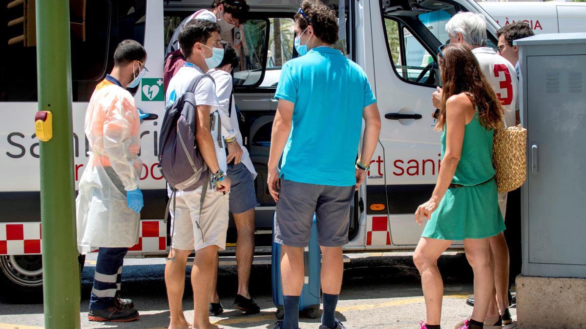 Varios jóvenes son trasladados al hotel Palma Bellver de Palma.