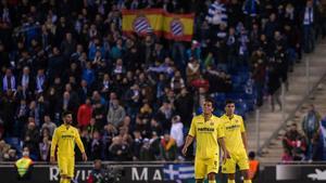 Los jugadores de Villarreal, tras encajar el gol del empate en el campo del Espanyol.