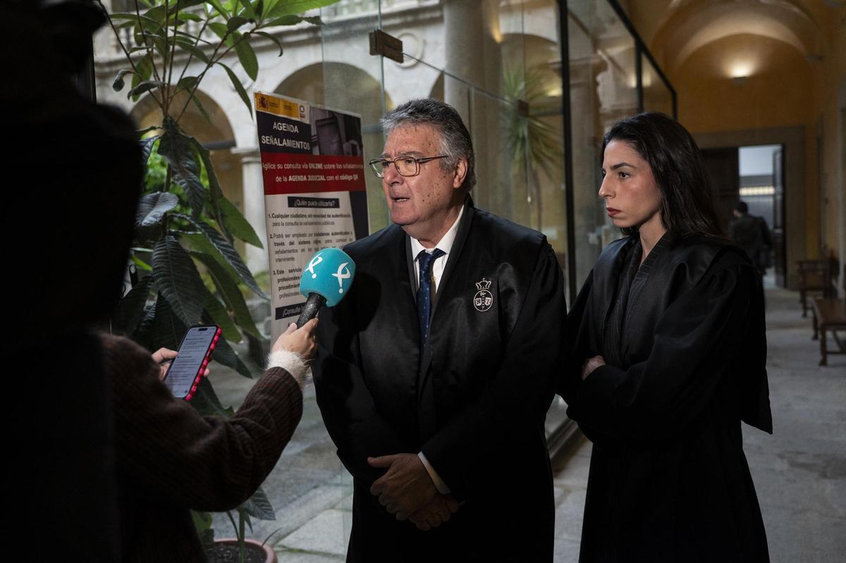 Los abogados José Duarte y Aurelia Martín, este viernes en la sede del TSJEx, en Cáceres.