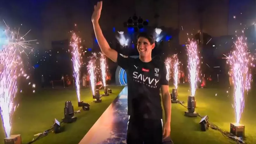 Bono, presentado con el Al-Hilal