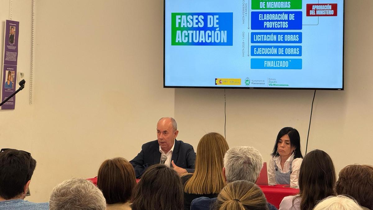 Paco Comes explica als veïns les inversions amb els diners de l’Estat