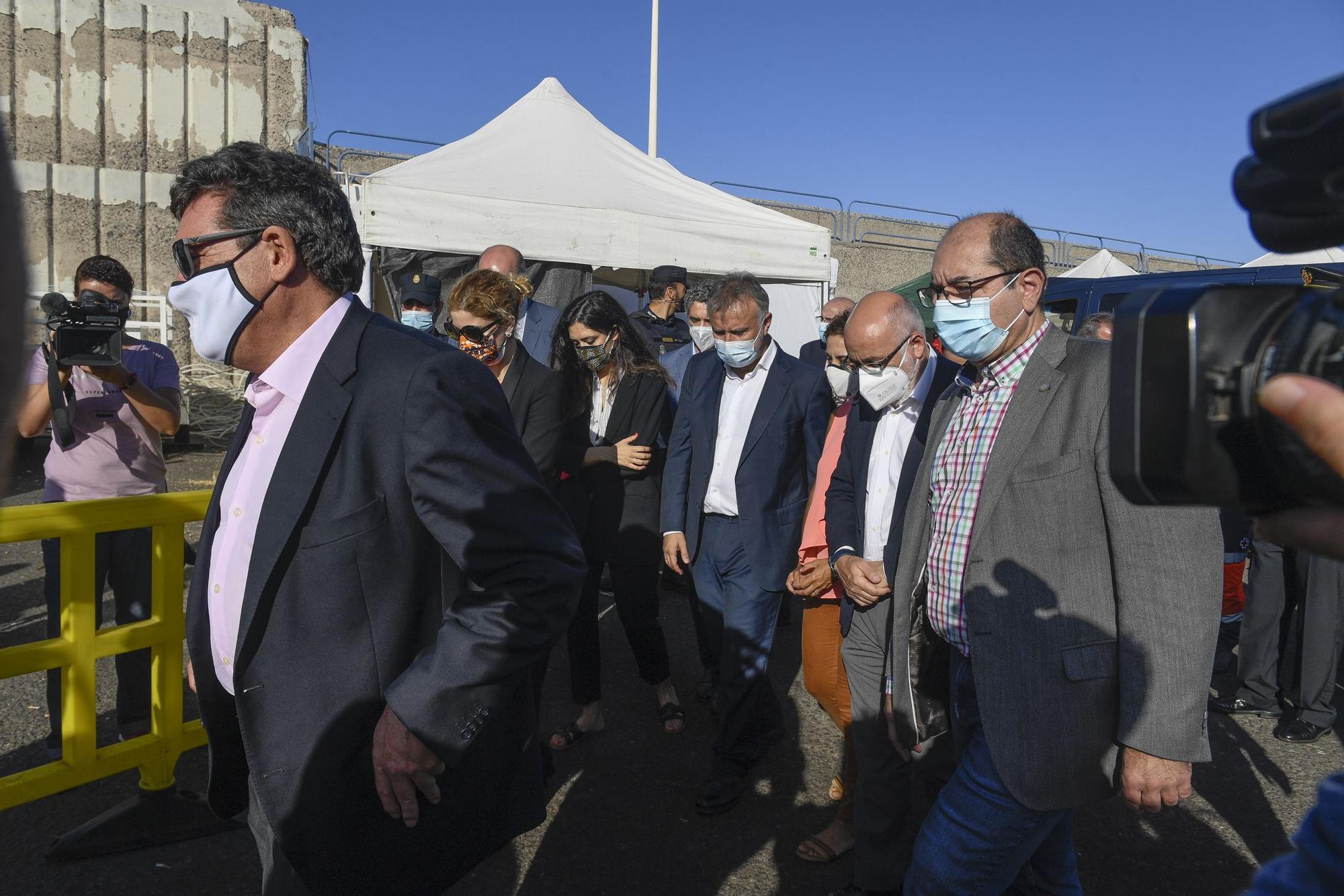 Escrivá visita el muelle de Arguineguín