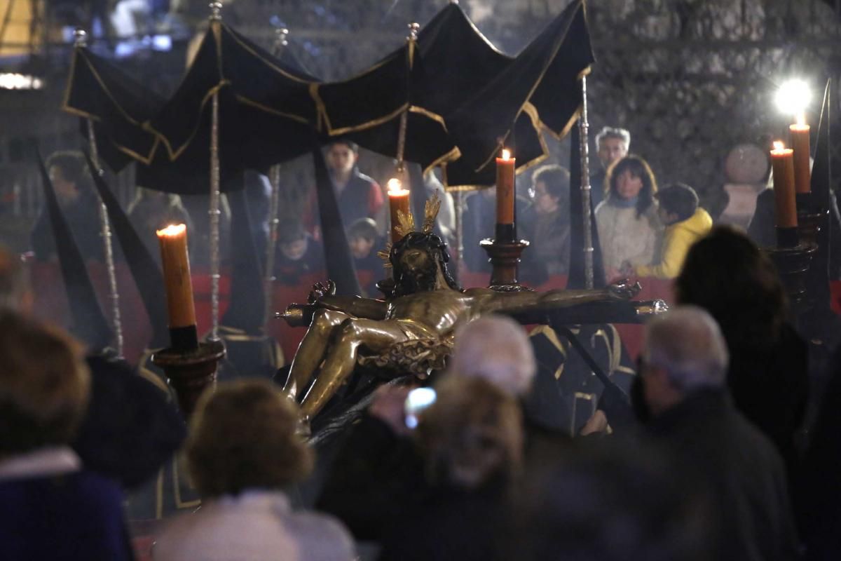 El Vía Crucis enseña el recogimiento de la Semana Santa cordobesa