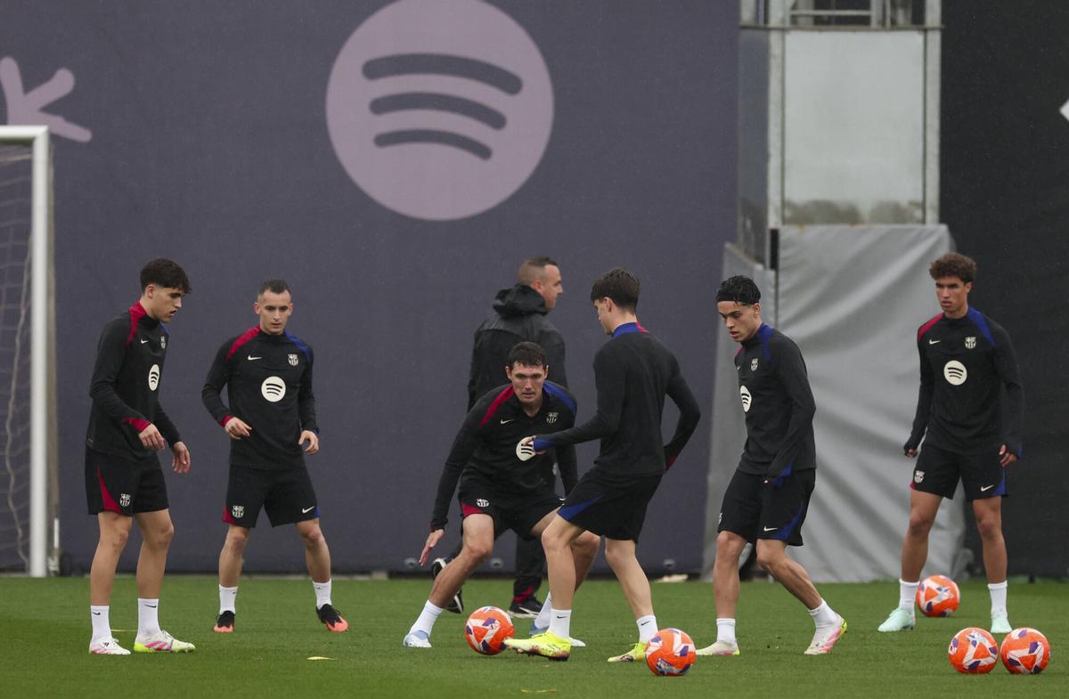 Marc Casadó, el segundo por la izquierda, en un rondo.