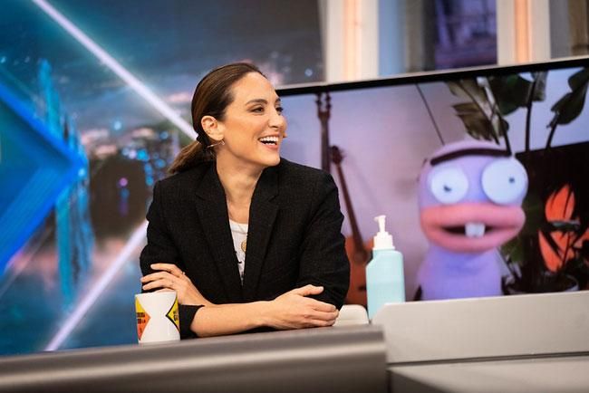 El look de Tamara Falcó en 'El Hormiguero' con camiseta de Ikks y americana 'cropped' de The Kooples