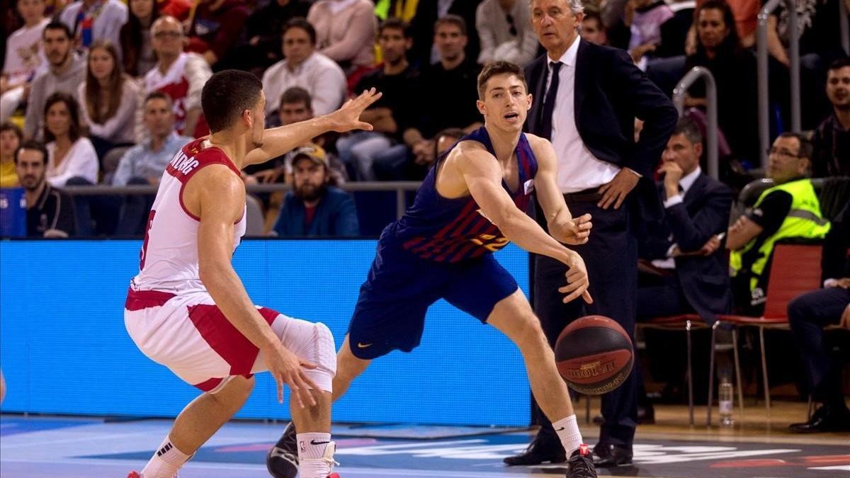 El escolta azulgrana Aleix Font pasa el balón en presencia del escolta manresano, Lundberg