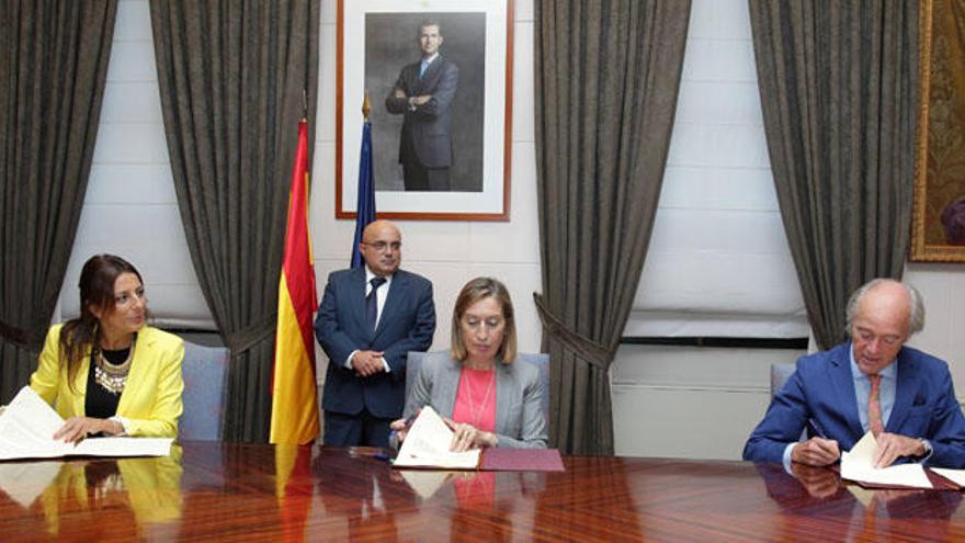 Maripaz Fernández, la ministra Ana Pastor y el presidente de Adif, Gonzalo Ferre, en Madrid.