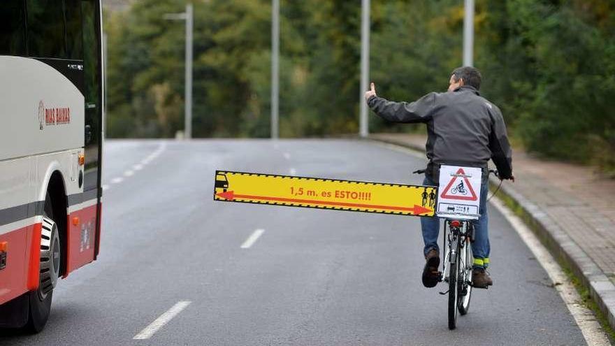 Los ciclistas exigen un circuito para bicicletas en el centro de la ciudad. // Gustavo Santos