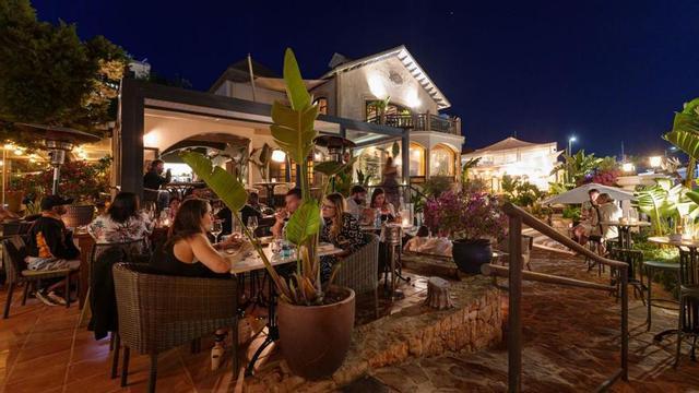 La gran villa señorial reconvertida en uno de los restaurantes más reconocidos de Ibiza. |  | VILLA MERCEDES