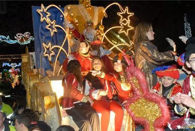 Los Reyes Magos visitan a los niños extremeños