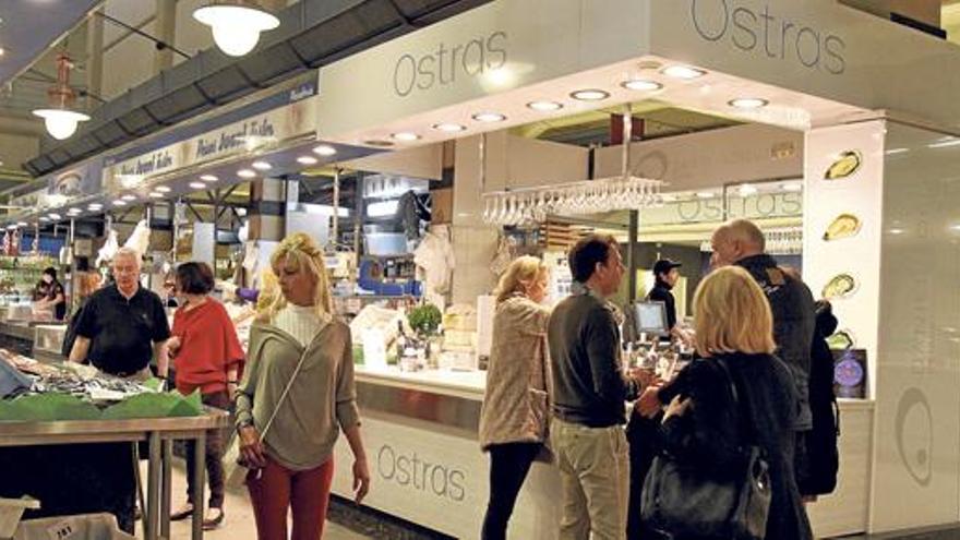 Links die gambas und Sardinen für den späteren Verzehr, rechts die Austern für den sofortigen Genuss: In der Fischhalle im Mercat de l&#039;Olivar