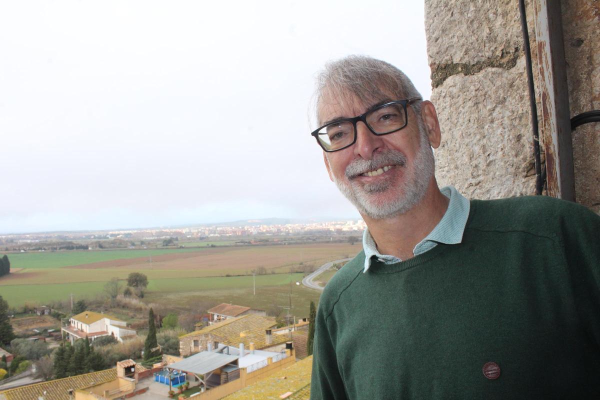 En Daco contemplant Figueres des del campanar del Far d’Empordà.