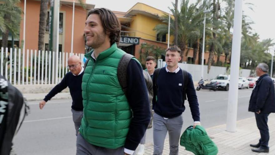 Los jugadores del Elche camino del autocar para desplazarse al aeropuerto de El Altet