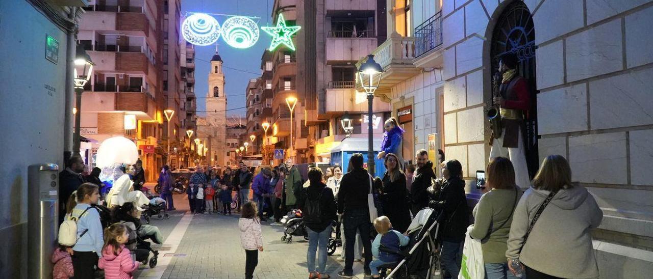 La companyia Visitants va fer un espectacle pels carrers, previ a la tradicional encesa de la il·luminació de Nadal.