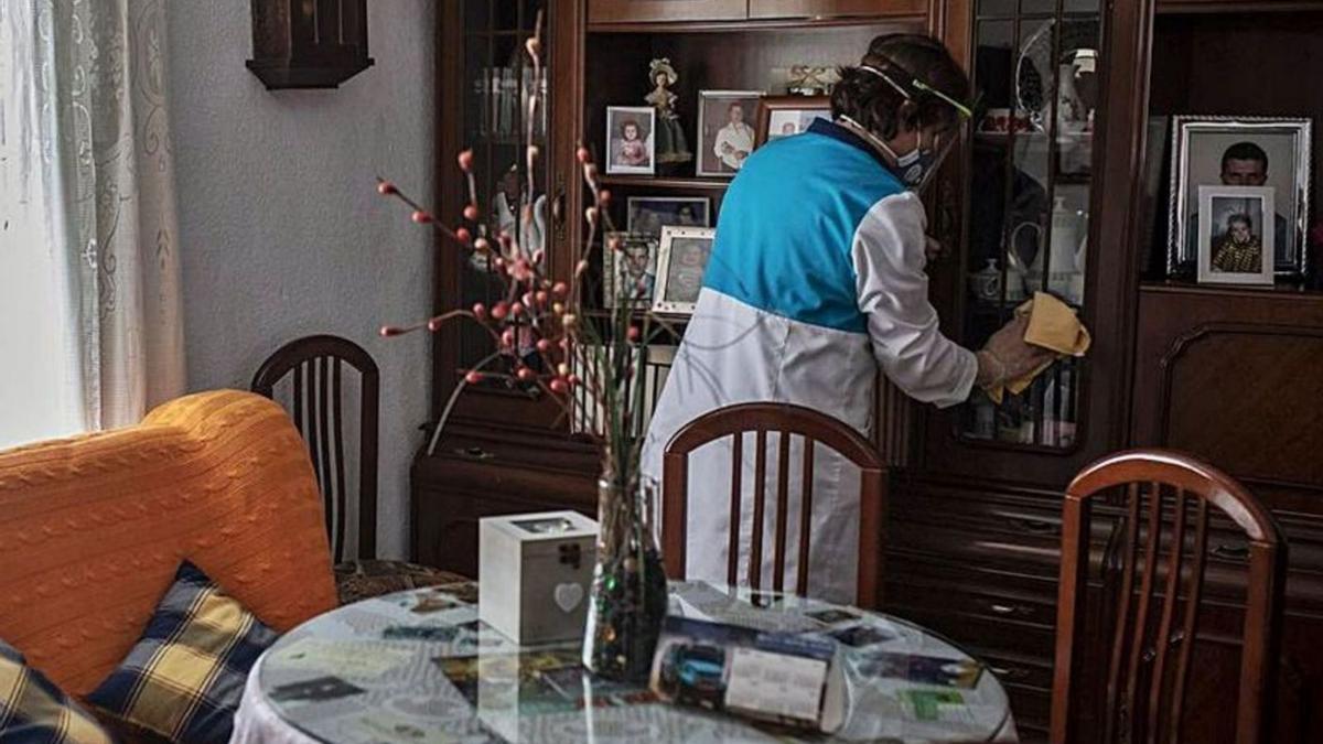 Una trabajadora de ayuda a domicilio en Zamora.