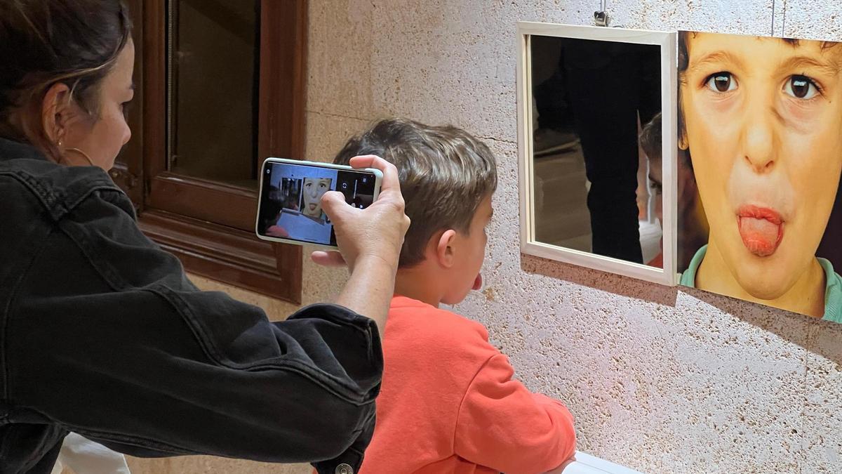 Una exposición interactiva en la que todas las obras se sitúan a la altura de la mirada de los pequeños.