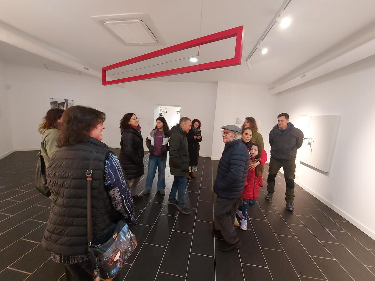 En imágenes: La primera visita guiada al "Universo Herminio", un éxito en La Caridad