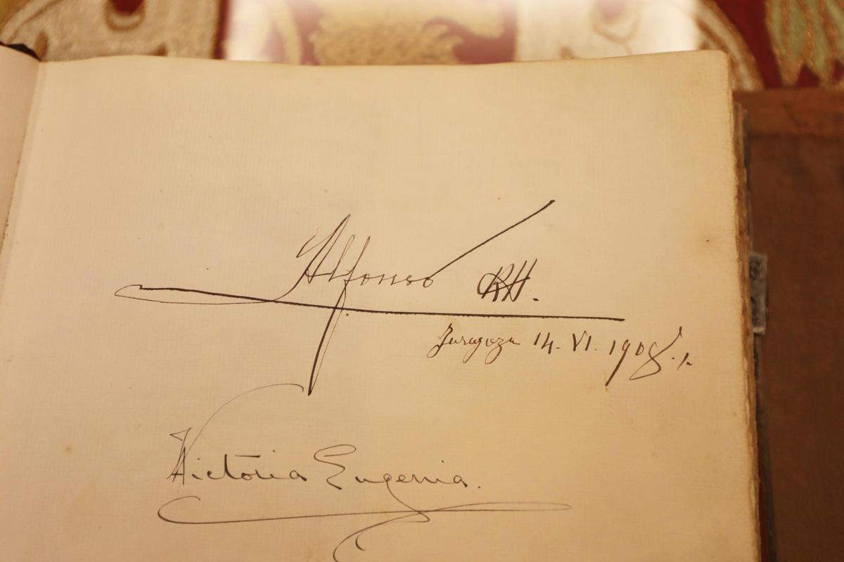 Firma de Alfonso XIII y de la reina Victoria Eugenia.