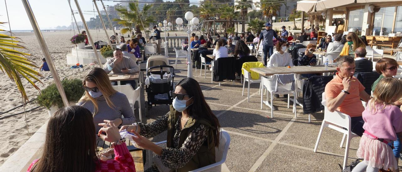 Las terrazas fueron de lo más buscado durante la mañana, para aprovechar las agradables temperaturas en Benicàssim.