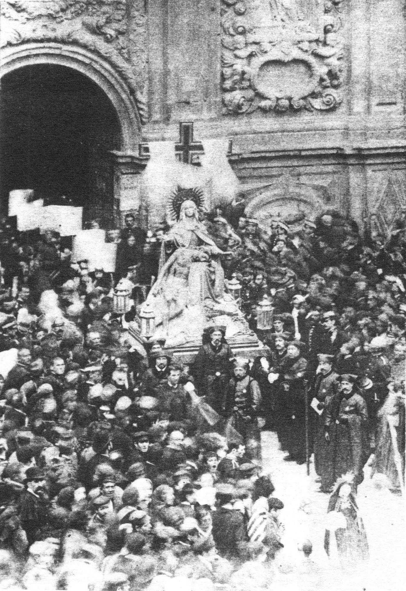 Salida de La Piedad de la iglesia de San Cayetano antes de que se creara la cofradía que en la actualidad procesiona con esta talla del escultor murciano Antonio Palao, anterior a 1903.