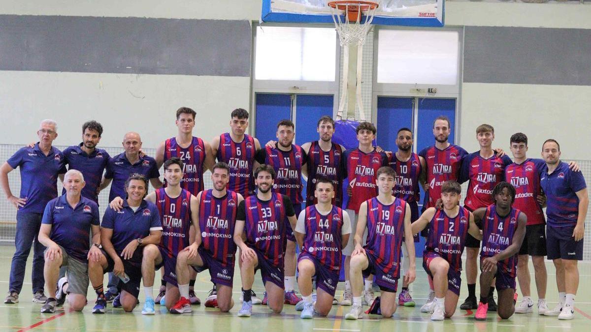 Plantilla, cuerpo técnico y jugadores del Nou Bàsquet Alzira.