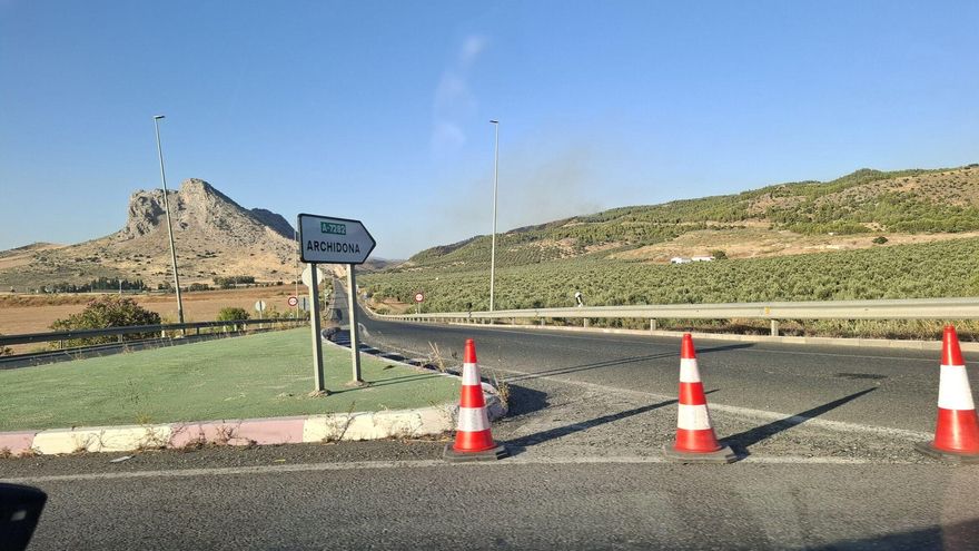 Un incendio forestal en un paraje de Antequera obliga a cortar la A-7282