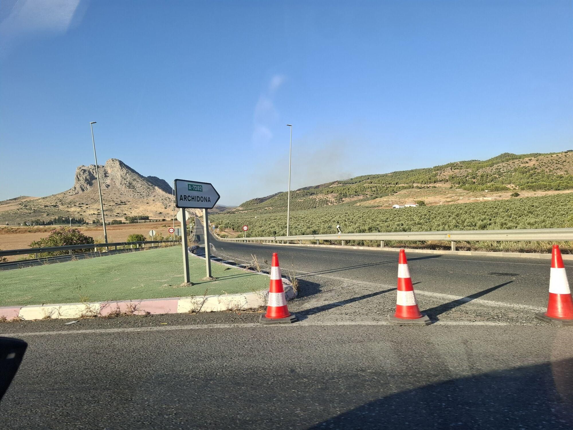 Un incendio forestal en un paraje de Antequera obliga a cortar la A-7282