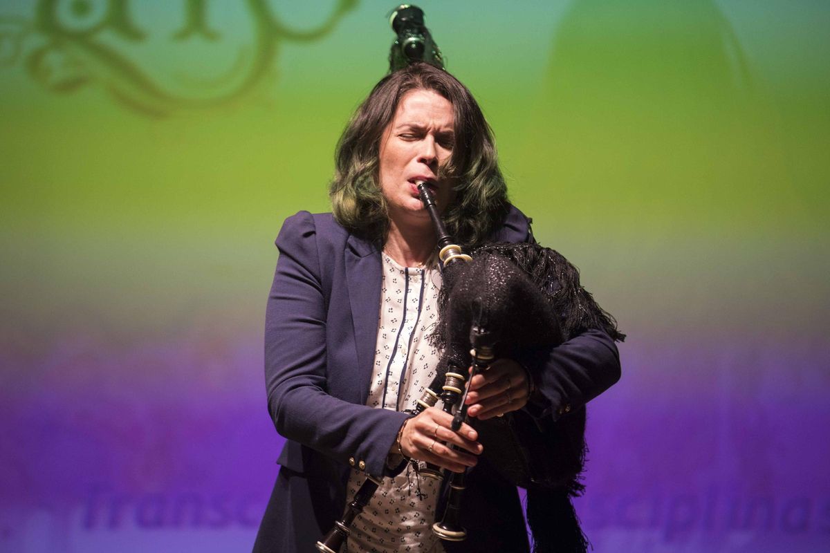 Cristina Pato interpreta una melodía con la gaita, durante una conferencia en Nigrán.