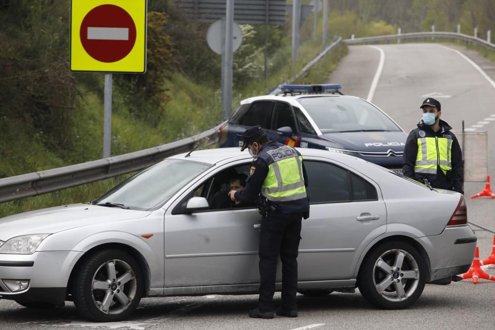 Controles policiales en Gijón para vigilar el cumplimiento del confinamiento