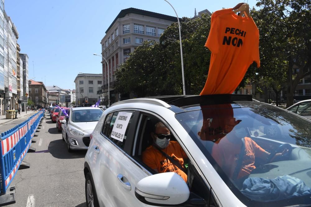 Una caravana de coches recorre la ciudad desde la factoría para reclamar una solución al problema que sufre.