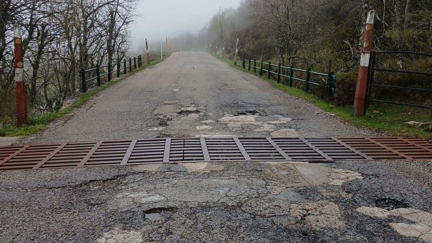Estado de uno de los tramos de la carretera de acceso a la estación de Pajares y el Brañillín. | LNE